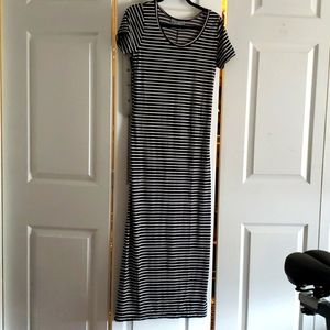 Maxi Dress Ensemble black white striped stretchy looks great with belt Sz 2